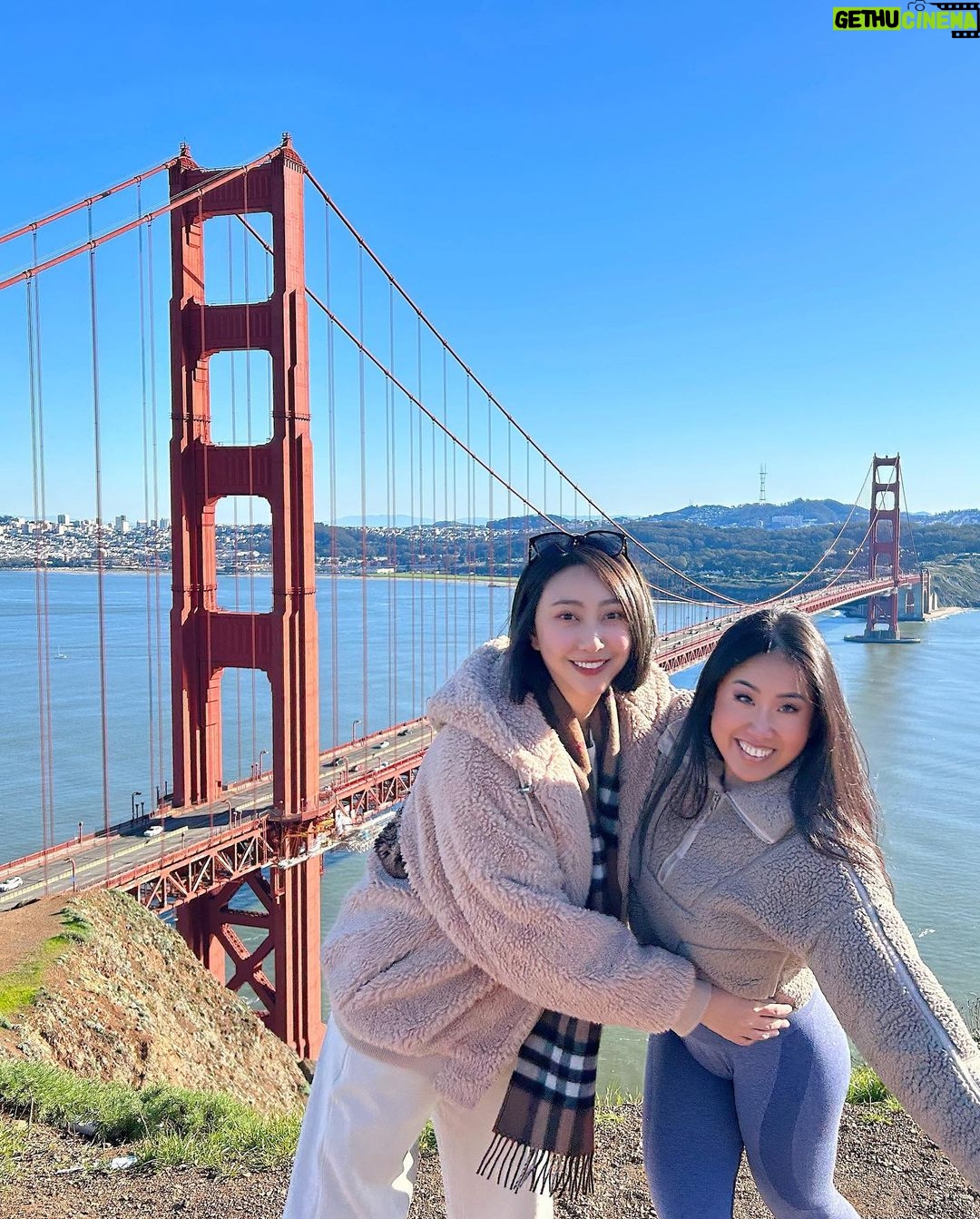 Yao Mi Instagram - 這一趟的美國之旅 重新啟動了自己 跟我過去以往的旅程很不同 以前一天喜歡從早到晚排滿行程 最瘋狂時 一天安排吃7餐 每天一定要規劃去4個景點 所以整趟都在趕路、拍照、打卡 曾幾何時 旅行因為被社群控制了? 變成為了分享而分享? 這不是我要的 所以這一次我放慢腳步 用心感受每一陣風、每ㄧ片風景 生活若感到了壓抑 就到遠方尋求困境的解析 大自然永遠是最好的治癒 其中舊金山行最溫暖的事 是與多年未見的高中摯友遇見 @sammy_h33 一同回憶高中過去又再次創造新的回憶 還記得高中時期就讀表演科系 老師會拿許多國外的影劇教材給我們當範本參考、練習 例如:High School Musical、The Phantom of the Opera、West Side Story、Dance Queen等等 因此在腦海裡刻下了 「美國對我來說是很遙遠的距離」 加上我英語能力不足 「美國從來都不是我旅遊的選擇」 終於有所突破!成功解鎖了🔓 這一趟 去了洛杉磯、拉斯維加斯、舊金山 感受到了自由、豐富、多彩的美國 刷新了三觀 這世界的每一個角落是那麼的不一樣 空了就多出去遊走、看看世界 原本期待來一場異國豔遇 沒想到 最後遇見的是新的自己 #2023Yaomi San Francisco, California
