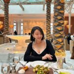 Yao Mi Instagram - 這一趟的美國之旅 重新啟動了自己 跟我過去以往的旅程很不同 以前一天喜歡從早到晚排滿行程 最瘋狂時 一天安排吃7餐 每天一定要規劃去4個景點 所以整趟都在趕路、拍照、打卡 曾幾何時 旅行因為被社群控制了？ 變成為了分享而分享？ 這不是我要的 所以這一次我放慢腳步 用心感受每一陣風、每ㄧ片風景 生活若感到了壓抑 就到遠方尋求困境的解析 大自然永遠是最好的治癒 其中舊金山行最溫暖的事 是與多年未見的高中摯友遇見 @sammy_h33 一同回憶高中過去又再次創造新的回憶 還記得高中時期就讀表演科系 老師會拿許多國外的影劇教材給我們當範本參考、練習 例如：High School Musical、The Phantom of the Opera、West Side Story、Dance Queen等等 因此在腦海裡刻下了 「美國對我來說是很遙遠的距離」 加上我英語能力不足 「美國從來都不是我旅遊的選擇」 終於有所突破！成功解鎖了🔓 這一趟 去了洛杉磯、拉斯維加斯、舊金山 感受到了自由、豐富、多彩的美國 刷新了三觀 這世界的每一個角落是那麼的不一樣 空了就多出去遊走、看看世界 原本期待來一場異國豔遇 沒想到 最後遇見的是新的自己 #2023Yaomi San Francisco, California