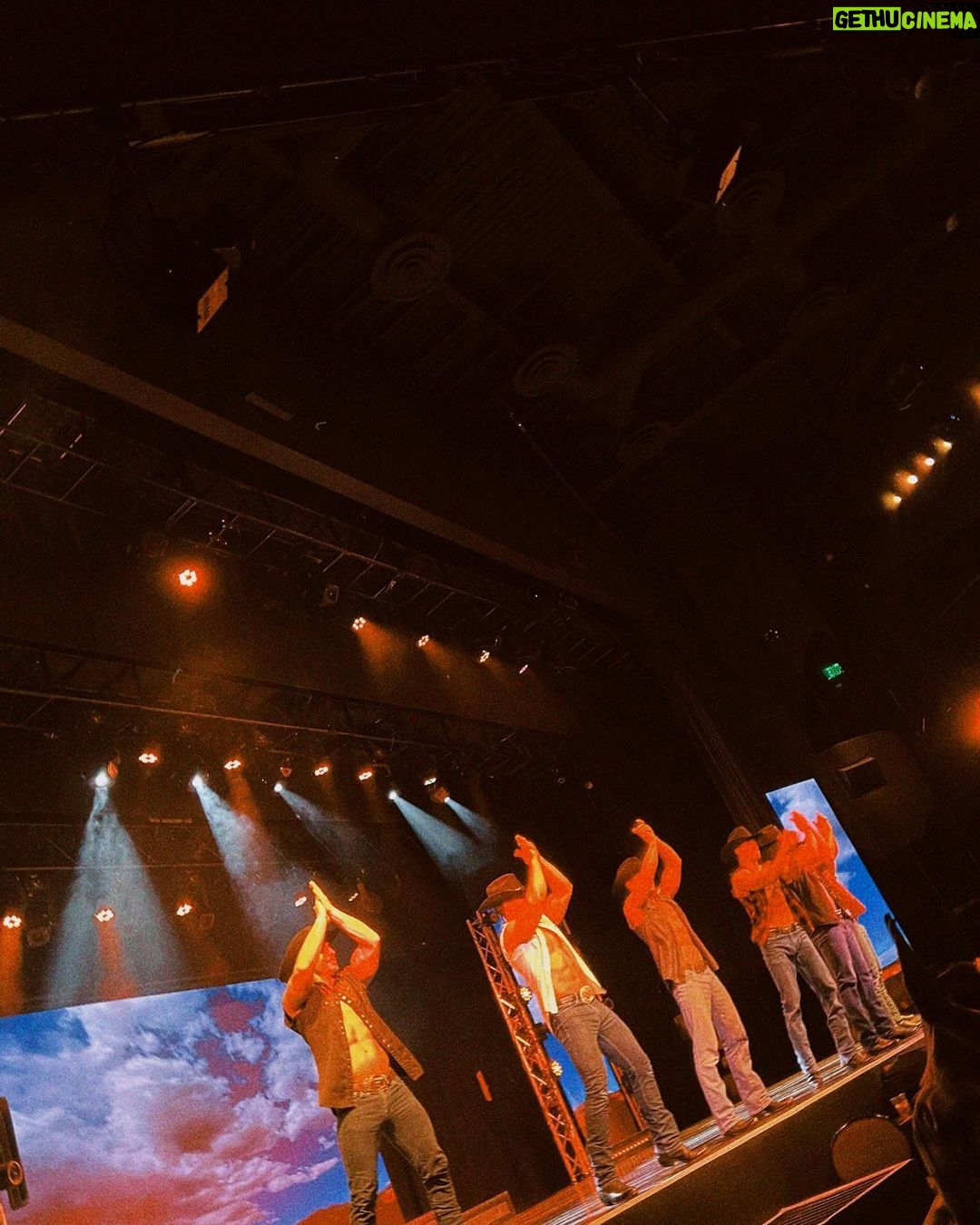 Yao Mi Instagram - What happens in Vegas stays in Vegas💥 一幕幕電影場景 出現在面前 好夢幻、虛幻… 好…豐富的不夜城 美國朋友都說 去了Vages就好好享受Party 短暫感受紙醉金迷的奇境 看了一場難以忘懷的猛男秀🫣 #冰塊身材不光看得見還摸得到 #女孩們來了一定要直接訂購前排Vip票 總之 就算不賭博也能玩開心 吃貨的天堂 充滿魅力的城市 #2023Yaomi #lasvegas Las Vegas Strip