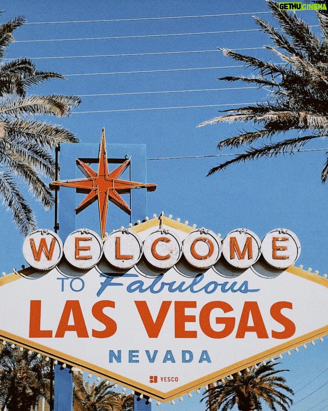 Yao Mi Instagram - What happens in Vegas stays in Vegas💥 一幕幕電影場景 出現在面前 好夢幻、虛幻… 好…豐富的不夜城 美國朋友都說 去了Vages就好好享受Party 短暫感受紙醉金迷的奇境 看了一場難以忘懷的猛男秀🫣 #冰塊身材不光看得見還摸得到 #女孩們來了一定要直接訂購前排Vip票 總之 就算不賭博也能玩開心 吃貨的天堂 充滿魅力的城市 #2023Yaomi #lasvegas Las Vegas Strip
