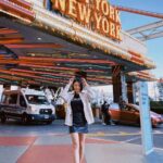 Yao Mi Instagram - What happens in Vegas stays in Vegas💥 一幕幕電影場景 出現在面前 好夢幻、虛幻… 好…豐富的不夜城 美國朋友都說 去了Vages就好好享受Party 短暫感受紙醉金迷的奇境 看了一場難以忘懷的猛男秀🫣 #冰塊身材不光看得見還摸得到 #女孩們來了一定要直接訂購前排Vip票 總之 就算不賭博也能玩開心 吃貨的天堂 充滿魅力的城市 #2023Yaomi #lasvegas Las Vegas Strip