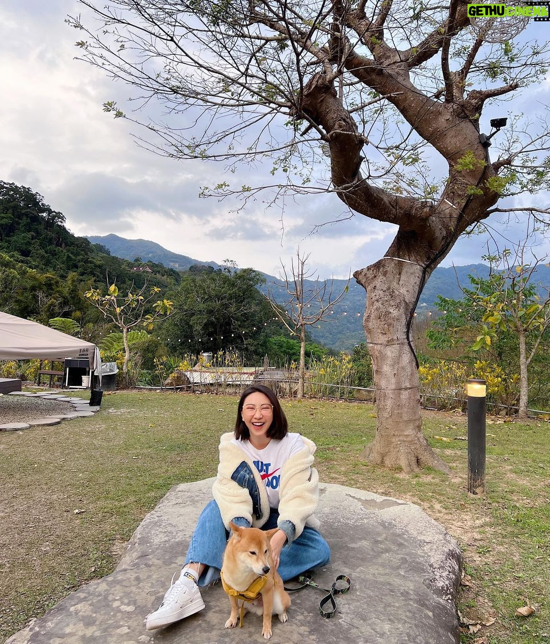 Yao Mi Instagram - Quality time with family ⛺️ 最後一天的假期留給家人們 一起享靜靜 @cozy.glamping 家人與知己、美食與露營 感受四倍的快樂 外甥叫我阿姨 姪女叫我姑姑 希望我下次回台北 你們不會讓我晉升為姨婆跟姑婆 😵💫🫶🏻 來露營還能吃到 #最強可麗露 另外還有新品搶先吃 當場發瘋 好吃到很過分啦OMG @sam_liu_chef 🤩🙌🏻 露營充電 一掃疲倦 回北京繼續當小蜜蜂🐝 #2023Yaomi #享靜靜 #露營 享靜靜露營區 Cozy Glamping
