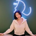 Yao Mi Instagram - 今天是2022的終點站 我來到 @lovemespa 收拾好自己的門面 整裝出發迎接2023 今年的心情 只能用乘坐「雲霄飛車」來形容 雖然過程五味雜陳卻又讓人意猶未盡 無論好事、壞事 一切都是養分 我只會越挫越勇 沒弄一個頭破血流哪叫人生 持續對世界保有好奇 任何領域都去嘗試 繼續當小蜜蜂🐝 #happynewyear #2022Yaomi 樂芙美spa