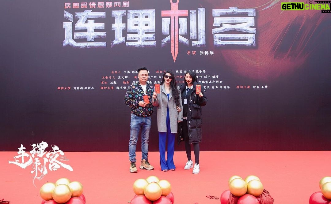 Yao Mi Instagram - 懸疑動作喜劇《連理刺客》開機大吉🔥 第一次以幕後身分參與開機儀式 這一次不是演員啦 一路走來真的很不容易 記得2019那年某日我與朋友分享 之後我想要轉製片!也跟當時北京公司老闆提了! 對方很詫異也質疑我 友:「妳知道製片人是要做什麼嗎?#%&開始潑冷水」 蜜:「我當然知道啊!我可以的!」 這世界上人無完人 也沒有人ㄧ出生什麼事情都會 大家都是從0開始 不會的事情我可以學 不懂的問題我可以問 我一直認為 相信就會發生! 用目標管理心態行為! 努力實踐!拒絕被框架!人生不設限! 勇敢的人不是不落淚 而是願意含著淚繼續向前行 Hey那位潑冷水的朋友 我做到了 雖然這部戲我只是執行製片 一切都還在學習 也非常感謝遇到伯樂 願意信任我帶領我 未來我會一層一層的向上成長 開發好的劇本 讓好演員都有春天 從籌備到現在 團隊們辛苦付出 力求呈現精品 希望一切順利 🙏🏻 #2022Yaomi #DramaYaomi 浙江橫店影視城