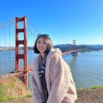 Yao Mi Instagram - 這一趟的美國之旅 重新啟動了自己 跟我過去以往的旅程很不同 以前一天喜歡從早到晚排滿行程 最瘋狂時 一天安排吃7餐 每天一定要規劃去4個景點 所以整趟都在趕路、拍照、打卡 曾幾何時 旅行因為被社群控制了？ 變成為了分享而分享？ 這不是我要的 所以這一次我放慢腳步 用心感受每一陣風、每ㄧ片風景 生活若感到了壓抑 就到遠方尋求困境的解析 大自然永遠是最好的治癒 其中舊金山行最溫暖的事 是與多年未見的高中摯友遇見 @sammy_h33 一同回憶高中過去又再次創造新的回憶 還記得高中時期就讀表演科系 老師會拿許多國外的影劇教材給我們當範本參考、練習 例如：High School Musical、The Phantom of the Opera、West Side Story、Dance Queen等等 因此在腦海裡刻下了 「美國對我來說是很遙遠的距離」 加上我英語能力不足 「美國從來都不是我旅遊的選擇」 終於有所突破！成功解鎖了🔓 這一趟 去了洛杉磯、拉斯維加斯、舊金山 感受到了自由、豐富、多彩的美國 刷新了三觀 這世界的每一個角落是那麼的不一樣 空了就多出去遊走、看看世界 原本期待來一場異國豔遇 沒想到 最後遇見的是新的自己 #2023Yaomi San Francisco, California