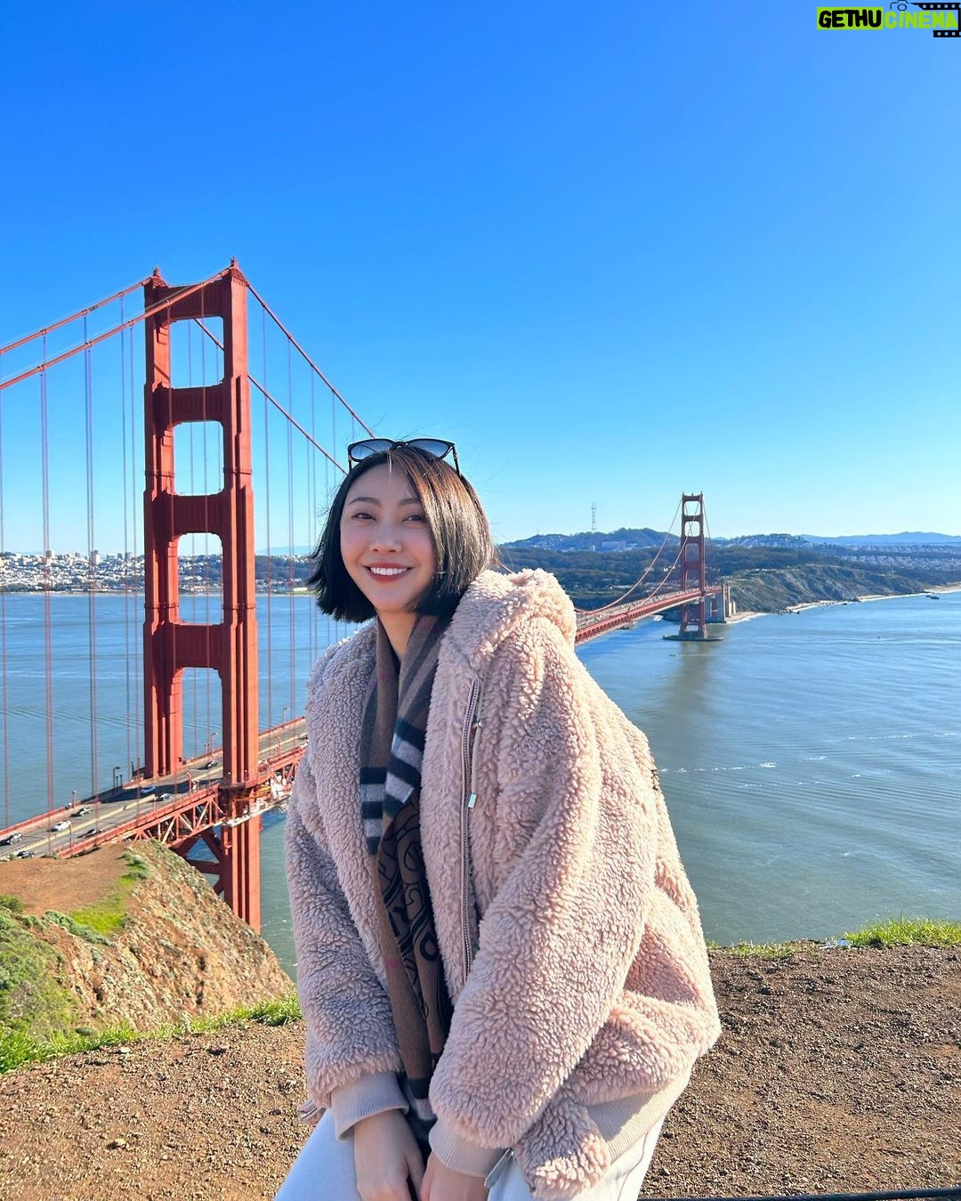 Yao Mi Instagram - 這一趟的美國之旅 重新啟動了自己 跟我過去以往的旅程很不同 以前一天喜歡從早到晚排滿行程 最瘋狂時 一天安排吃7餐 每天一定要規劃去4個景點 所以整趟都在趕路、拍照、打卡 曾幾何時 旅行因為被社群控制了? 變成為了分享而分享? 這不是我要的 所以這一次我放慢腳步 用心感受每一陣風、每ㄧ片風景 生活若感到了壓抑 就到遠方尋求困境的解析 大自然永遠是最好的治癒 其中舊金山行最溫暖的事 是與多年未見的高中摯友遇見 @sammy_h33 一同回憶高中過去又再次創造新的回憶 還記得高中時期就讀表演科系 老師會拿許多國外的影劇教材給我們當範本參考、練習 例如:High School Musical、The Phantom of the Opera、West Side Story、Dance Queen等等 因此在腦海裡刻下了 「美國對我來說是很遙遠的距離」 加上我英語能力不足 「美國從來都不是我旅遊的選擇」 終於有所突破!成功解鎖了🔓 這一趟 去了洛杉磯、拉斯維加斯、舊金山 感受到了自由、豐富、多彩的美國 刷新了三觀 這世界的每一個角落是那麼的不一樣 空了就多出去遊走、看看世界 原本期待來一場異國豔遇 沒想到 最後遇見的是新的自己 #2023Yaomi San Francisco, California
