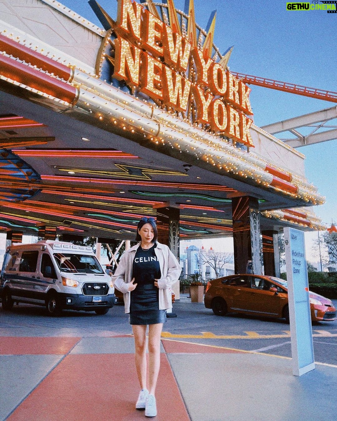 Yao Mi Instagram - What happens in Vegas stays in Vegas💥 一幕幕電影場景 出現在面前 好夢幻、虛幻… 好…豐富的不夜城 美國朋友都說 去了Vages就好好享受Party 短暫感受紙醉金迷的奇境 看了一場難以忘懷的猛男秀🫣 #冰塊身材不光看得見還摸得到 #女孩們來了一定要直接訂購前排Vip票 總之 就算不賭博也能玩開心 吃貨的天堂 充滿魅力的城市 #2023Yaomi #lasvegas Las Vegas Strip