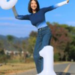 Yao Mi Instagram - 31歲·你好 翻轉人生 由自己來主導 我是一個很喜歡儀式感的人 過去生日總會以各種形式熱鬧慶祝 今年我選擇平靜平淡的心 迎接我的這一天 年齡不設限 維持最好的狀態 擁有愛人與被愛的能力 疫情這幾年讓我心境又成長許多 一切都很感恩也很知足 面對事情轉為從容淡定 奔波依舊 💙 感恩依舊 📷 @liveforlive #2022Yaomi 浙江橫店影視城