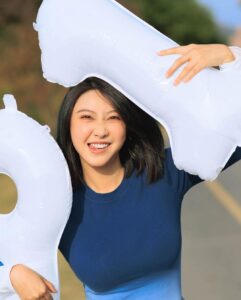 Yao Mi Instagram - 31歲·你好 翻轉人生 由自己來主導 我是一個很喜歡儀式感的人 過去生日總會以各種形式熱鬧慶祝 今年我選擇平靜平淡的心 迎接我的這一天 年齡不設限 維持最好的狀態 擁有愛人與被愛的能力 疫情這幾年讓我心境又成長許多 一切都很感恩也很知足 面對事情轉為從容淡定 奔波依舊 💙 感恩依舊 📷 @liveforlive #2022Yaomi 浙江橫店影視城