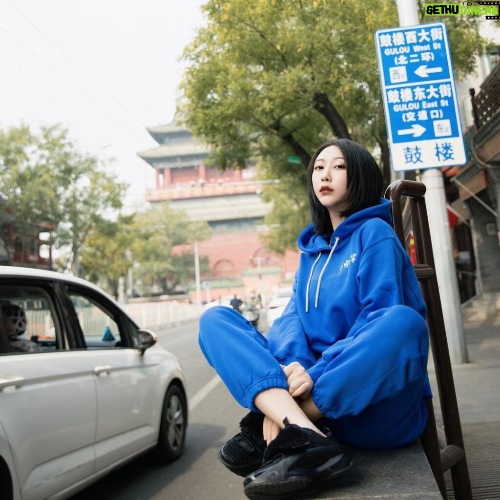 Yao Mi Instagram - 每個月最愛1號💙 本月功課：多聽、少說、低調 #2022yaomi Beijing