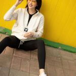 Yao Mi Instagram - 一年一度的脫臼大賽又來了！ 以往都是每年12月開始 今年提前至10月囉 🙃🙃🙃 好斷一直斷…？ 我已經習慣成自然 幽默人生 （附上圖5脫臼穿搭） 這一次手又脫臼了 啪！ 我先是慘叫一聲 後面在原地大笑了好久 （心想哭夭啦又斷了） 到了醫院 所有的手續、順序我已經太熟悉了 最後躺在病床上跟醫生說：「來吧！不要管我怎麼叫！」 醫生說：「看來妳很有經驗了」 喀喀喀！不到五秒，我的手復位了！ 為什麼會慣性脫臼呢…？ 以前足球隊當守門員的舊傷 小時候不懂傷筋動骨的嚴重性 後來又愛上了打羽毛球、泰拳、滑雪 醫生建議我 首先要減少右手的重力使用 另外要動手術、上骨釘 我是真的叛逆不願意🤪✋🏻 不允許自己熱愛的事情被剝奪 更不想身體被框架住了 我的選擇！ 我為自己負責！ 但是希望明年不要再脫臼了 我還要去滑雪耶🥲 上衣、球鞋： @underarmour #2022Yaomi #脫臼人生 #脫臼穿搭 浙江橫店影視城