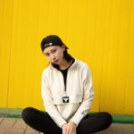 Yao Mi Instagram - 一年一度的脫臼大賽又來了！ 以往都是每年12月開始 今年提前至10月囉 🙃🙃🙃 好斷一直斷…？ 我已經習慣成自然 幽默人生 （附上圖5脫臼穿搭） 這一次手又脫臼了 啪！ 我先是慘叫一聲 後面在原地大笑了好久 （心想哭夭啦又斷了） 到了醫院 所有的手續、順序我已經太熟悉了 最後躺在病床上跟醫生說：「來吧！不要管我怎麼叫！」 醫生說：「看來妳很有經驗了」 喀喀喀！不到五秒，我的手復位了！ 為什麼會慣性脫臼呢…？ 以前足球隊當守門員的舊傷 小時候不懂傷筋動骨的嚴重性 後來又愛上了打羽毛球、泰拳、滑雪 醫生建議我 首先要減少右手的重力使用 另外要動手術、上骨釘 我是真的叛逆不願意🤪✋🏻 不允許自己熱愛的事情被剝奪 更不想身體被框架住了 我的選擇！ 我為自己負責！ 但是希望明年不要再脫臼了 我還要去滑雪耶🥲 上衣、球鞋： @underarmour #2022Yaomi #脫臼人生 #脫臼穿搭 浙江橫店影視城