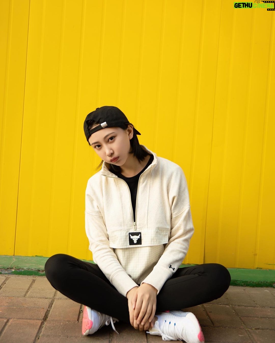Yao Mi Instagram - 一年一度的脫臼大賽又來了! 以往都是每年12月開始 今年提前至10月囉 🙃🙃🙃 好斷一直斷…? 我已經習慣成自然 幽默人生 (附上圖5脫臼穿搭) 這一次手又脫臼了 啪! 我先是慘叫一聲 後面在原地大笑了好久 (心想哭夭啦又斷了) 到了醫院 所有的手續、順序我已經太熟悉了 最後躺在病床上跟醫生說:「來吧!不要管我怎麼叫!」 醫生說:「看來妳很有經驗了」 喀喀喀!不到五秒,我的手復位了! 為什麼會慣性脫臼呢…? 以前足球隊當守門員的舊傷 小時候不懂傷筋動骨的嚴重性 後來又愛上了打羽毛球、泰拳、滑雪 醫生建議我 首先要減少右手的重力使用 另外要動手術、上骨釘 我是真的叛逆不願意🤪✋🏻 不允許自己熱愛的事情被剝奪 更不想身體被框架住了 我的選擇! 我為自己負責! 但是希望明年不要再脫臼了 我還要去滑雪耶🥲 上衣、球鞋: @underarmour #2022Yaomi #脫臼人生 #脫臼穿搭 浙江橫店影視城