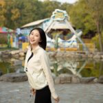 Yao Mi Instagram - 一年一度的脫臼大賽又來了！ 以往都是每年12月開始 今年提前至10月囉 🙃🙃🙃 好斷一直斷…？ 我已經習慣成自然 幽默人生 （附上圖5脫臼穿搭） 這一次手又脫臼了 啪！ 我先是慘叫一聲 後面在原地大笑了好久 （心想哭夭啦又斷了） 到了醫院 所有的手續、順序我已經太熟悉了 最後躺在病床上跟醫生說：「來吧！不要管我怎麼叫！」 醫生說：「看來妳很有經驗了」 喀喀喀！不到五秒，我的手復位了！ 為什麼會慣性脫臼呢…？ 以前足球隊當守門員的舊傷 小時候不懂傷筋動骨的嚴重性 後來又愛上了打羽毛球、泰拳、滑雪 醫生建議我 首先要減少右手的重力使用 另外要動手術、上骨釘 我是真的叛逆不願意🤪✋🏻 不允許自己熱愛的事情被剝奪 更不想身體被框架住了 我的選擇！ 我為自己負責！ 但是希望明年不要再脫臼了 我還要去滑雪耶🥲 上衣、球鞋： @underarmour #2022Yaomi #脫臼人生 #脫臼穿搭 浙江橫店影視城