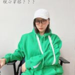 Yao Mi Instagram - 一年一度的脫臼大賽又來了！ 以往都是每年12月開始 今年提前至10月囉 🙃🙃🙃 好斷一直斷…？ 我已經習慣成自然 幽默人生 （附上圖5脫臼穿搭） 這一次手又脫臼了 啪！ 我先是慘叫一聲 後面在原地大笑了好久 （心想哭夭啦又斷了） 到了醫院 所有的手續、順序我已經太熟悉了 最後躺在病床上跟醫生說：「來吧！不要管我怎麼叫！」 醫生說：「看來妳很有經驗了」 喀喀喀！不到五秒，我的手復位了！ 為什麼會慣性脫臼呢…？ 以前足球隊當守門員的舊傷 小時候不懂傷筋動骨的嚴重性 後來又愛上了打羽毛球、泰拳、滑雪 醫生建議我 首先要減少右手的重力使用 另外要動手術、上骨釘 我是真的叛逆不願意🤪✋🏻 不允許自己熱愛的事情被剝奪 更不想身體被框架住了 我的選擇！ 我為自己負責！ 但是希望明年不要再脫臼了 我還要去滑雪耶🥲 上衣、球鞋： @underarmour #2022Yaomi #脫臼人生 #脫臼穿搭 浙江橫店影視城