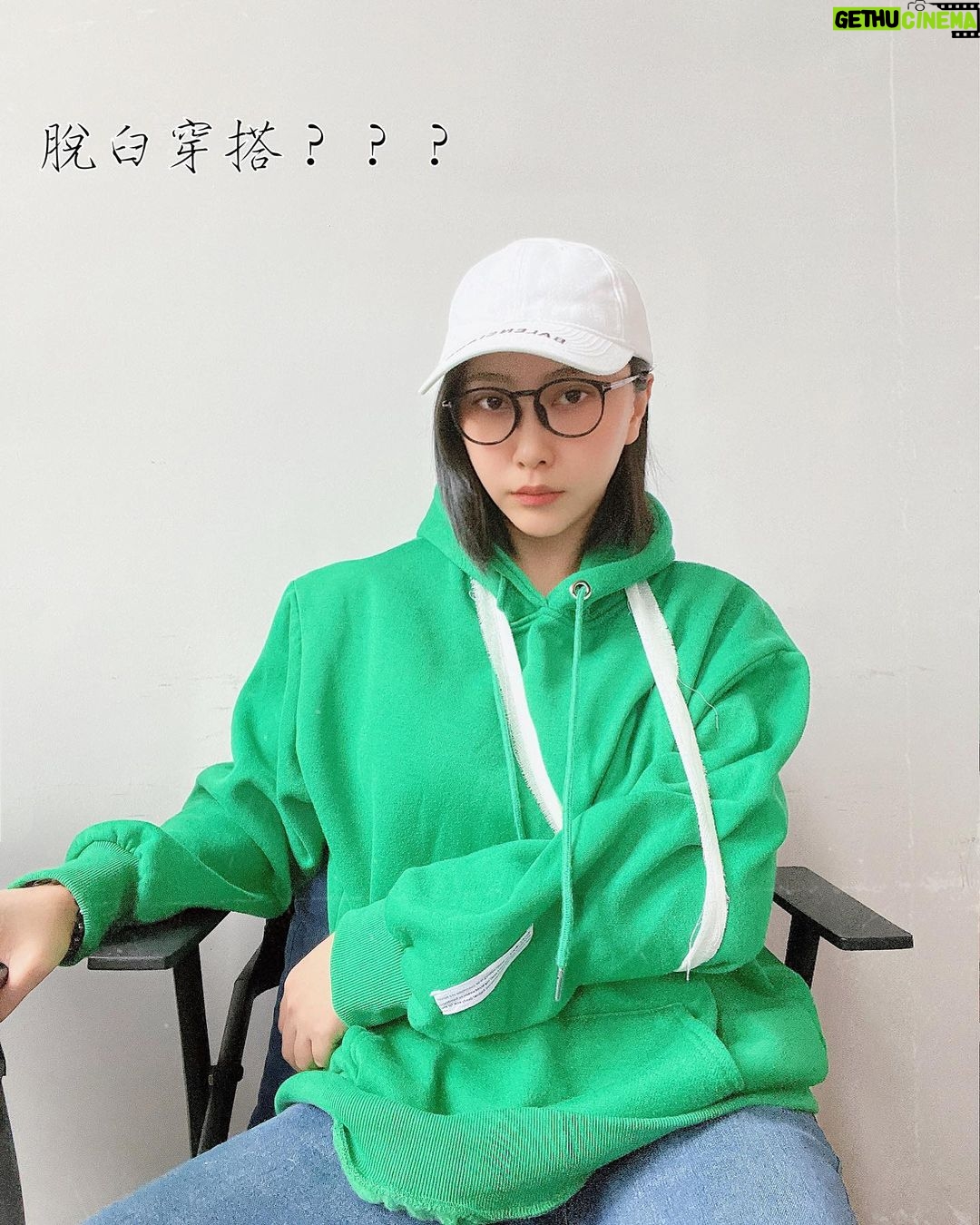 Yao Mi Instagram - 一年一度的脫臼大賽又來了! 以往都是每年12月開始 今年提前至10月囉 🙃🙃🙃 好斷一直斷…? 我已經習慣成自然 幽默人生 (附上圖5脫臼穿搭) 這一次手又脫臼了 啪! 我先是慘叫一聲 後面在原地大笑了好久 (心想哭夭啦又斷了) 到了醫院 所有的手續、順序我已經太熟悉了 最後躺在病床上跟醫生說:「來吧!不要管我怎麼叫!」 醫生說:「看來妳很有經驗了」 喀喀喀!不到五秒,我的手復位了! 為什麼會慣性脫臼呢…? 以前足球隊當守門員的舊傷 小時候不懂傷筋動骨的嚴重性 後來又愛上了打羽毛球、泰拳、滑雪 醫生建議我 首先要減少右手的重力使用 另外要動手術、上骨釘 我是真的叛逆不願意🤪✋🏻 不允許自己熱愛的事情被剝奪 更不想身體被框架住了 我的選擇! 我為自己負責! 但是希望明年不要再脫臼了 我還要去滑雪耶🥲 上衣、球鞋: @underarmour #2022Yaomi #脫臼人生 #脫臼穿搭 浙江橫店影視城