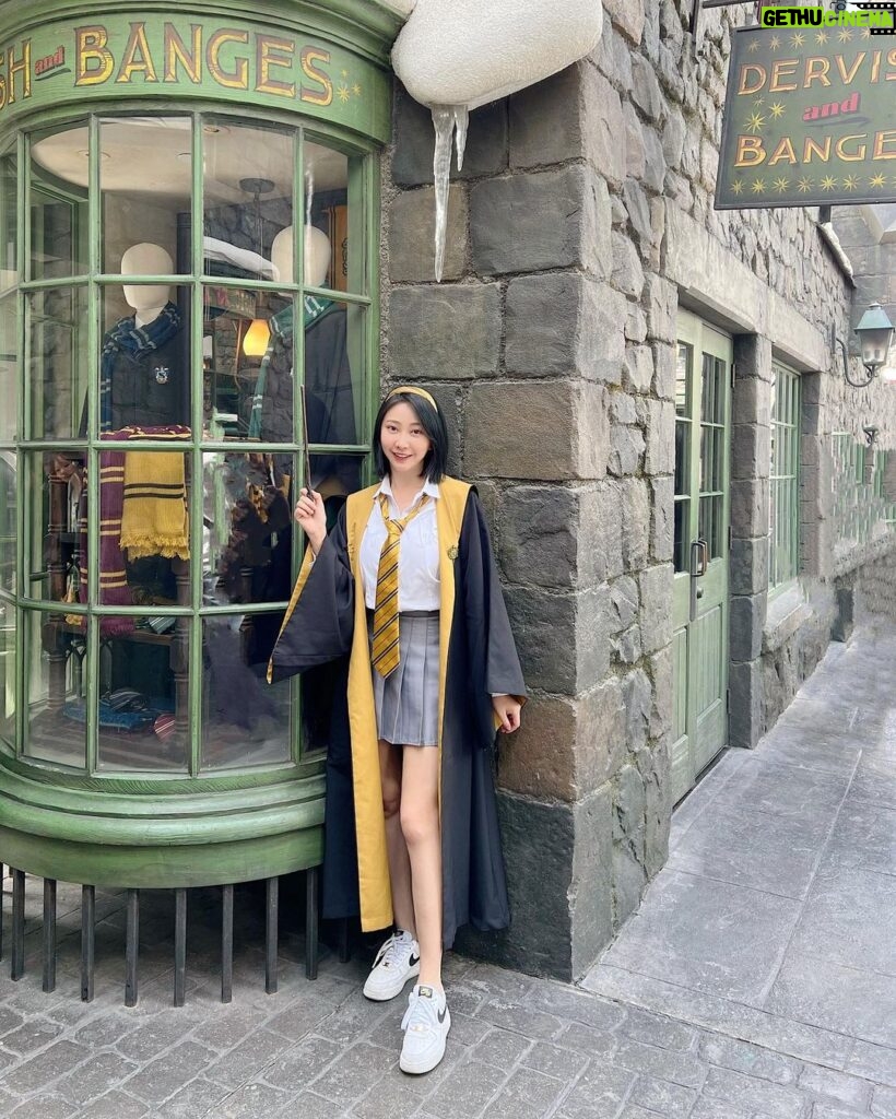 Yao Mi Instagram - 終於來了🙌🏻🙌🏻🙌🏻🙌🏻 這是姚大膽&蘇膽小 @joann_thegodschild 遊樂園是永遠讓人心情好的地方 尤其坐上遊樂設施瘋狂的尖叫 🤩🤩🤩 #2022Yaomi #北京環球影城 Universal Studios Resort 北京环球主题公园度假村