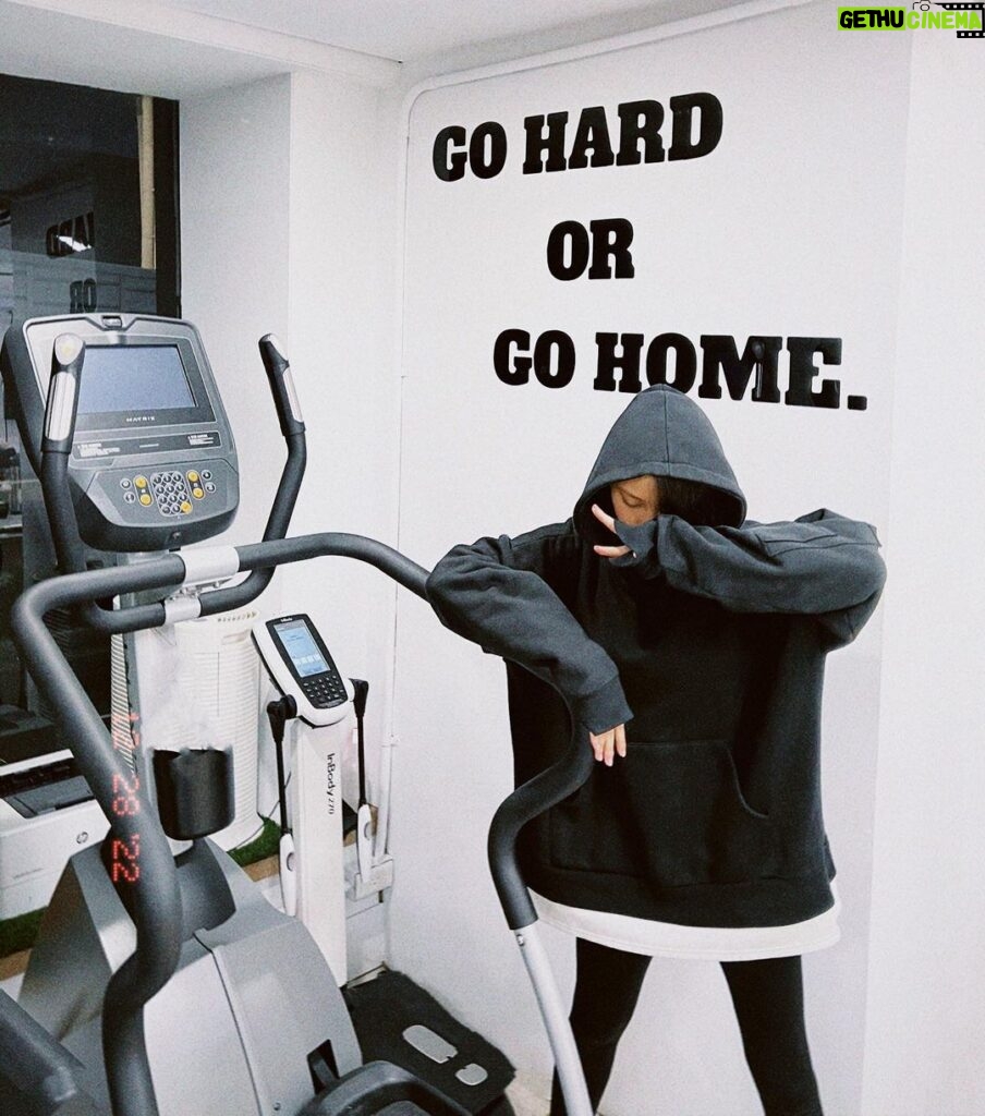 Yao Mi Instagram - I’m back✌🏻 每次回到台北的第一站 Go Hard ☑️ @weeefitness #2022Yaomi WEEE Fitness