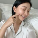 Yao Mi Instagram – 近期保養最愛琥珀霜🫶🏻
@ludeya_official
肌膚的保養是需要隨時調整的
琥珀霜加上美容滾輪按摩
效果加倍
平時喜歡生活在陽光底下
導致對光曬的有時候比較敏感
所以對於保養品「乳霜」的質地我非常挑剔
這個 #琥珀霜 質地是 #凝霜觸感
介於乳霜與水凝霜之間
有著乳霜的包覆鎖水力
同時有著水凝霜的濕潤水感
擦在皮膚上很柔滑~~保水度立刻提升~~up
摸起來像是敷完面膜一樣細緻😍
肌膚狀況就跟剛做完臉一樣透亮
化完妝後相當貼妝!
裡面高濃度法國頂級琥珀、義大利白松露萃取
主要可以修護肌膚狀況、減少細紋產生
提升肌膚緊緻感並達到延緩老化的作用
最近的季節交換真的很適合!!保濕超有感🥰
@ludeya_official
#2022Yaomi