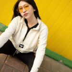 Yao Mi Instagram - 一年一度的脫臼大賽又來了！ 以往都是每年12月開始 今年提前至10月囉 🙃🙃🙃 好斷一直斷…？ 我已經習慣成自然 幽默人生 （附上圖5脫臼穿搭） 這一次手又脫臼了 啪！ 我先是慘叫一聲 後面在原地大笑了好久 （心想哭夭啦又斷了） 到了醫院 所有的手續、順序我已經太熟悉了 最後躺在病床上跟醫生說：「來吧！不要管我怎麼叫！」 醫生說：「看來妳很有經驗了」 喀喀喀！不到五秒，我的手復位了！ 為什麼會慣性脫臼呢…？ 以前足球隊當守門員的舊傷 小時候不懂傷筋動骨的嚴重性 後來又愛上了打羽毛球、泰拳、滑雪 醫生建議我 首先要減少右手的重力使用 另外要動手術、上骨釘 我是真的叛逆不願意🤪✋🏻 不允許自己熱愛的事情被剝奪 更不想身體被框架住了 我的選擇！ 我為自己負責！ 但是希望明年不要再脫臼了 我還要去滑雪耶🥲 上衣、球鞋： @underarmour #2022Yaomi #脫臼人生 #脫臼穿搭 浙江橫店影視城
