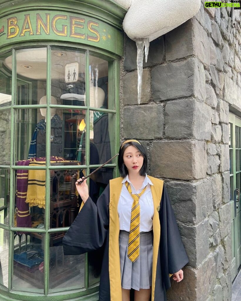 Yao Mi Instagram - 終於來了🙌🏻🙌🏻🙌🏻🙌🏻 這是姚大膽&蘇膽小 @joann_thegodschild 遊樂園是永遠讓人心情好的地方 尤其坐上遊樂設施瘋狂的尖叫 🤩🤩🤩 #2022Yaomi #北京環球影城 Universal Studios Resort 北京环球主题公园度假村