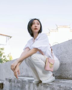 Yao Mi Instagram - 🍂 這個夏天沒完成的心願 這個秋天要實現+實踐 一起努力飛翔好嗎 📷： @liveforlive 包： @bcbgmaxazria #2022Yaomi 浙江橫店影視城