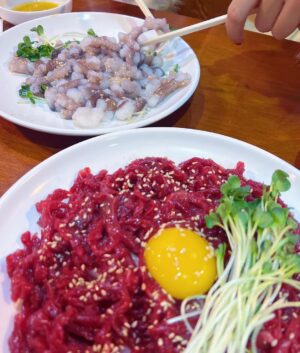 Yao Mi Instagram - 在人生的旅途中

我們遇見的每一個人
都有所啟發·給予意義
無論是從出發站相識
還是中轉站遇見
過程有人上車、有人下車
有收穫·有成長

2023列車即將到達
2024列車即將啟程

讓我們繼續
尋找美好
尋找自己

好好的感受生活
Happy New Year

#充電完畢
#整裝出發

與我的充電寶 @yyyrrr414 第一次的出國旅行🩷💜

#2023Yaomi