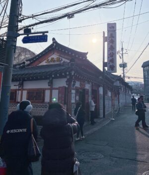 Yao Mi Instagram - 在人生的旅途中

我們遇見的每一個人
都有所啟發·給予意義
無論是從出發站相識
還是中轉站遇見
過程有人上車、有人下車
有收穫·有成長

2023列車即將到達
2024列車即將啟程

讓我們繼續
尋找美好
尋找自己

好好的感受生活
Happy New Year

#充電完畢
#整裝出發

與我的充電寶 @yyyrrr414 第一次的出國旅行🩷💜

#2023Yaomi