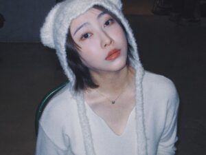 Yao Mi Instagram - 我期待的是雪還有你在的冬天❄️

聽說一起看初雪的人
會一直一直在一起🥹

但我們住在北京的台北幫
直接破壞這浪漫氣氛啦😶‍🌫️
#請看最後一則影片
#親切感就是這麼直白

迎接完雪花
接下來是聖誕·元旦·新年
還有更好的我們🤍

#2023Yaomi #初雪