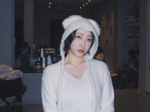 Yao Mi Instagram - 我期待的是雪還有你在的冬天❄️

聽說一起看初雪的人
會一直一直在一起🥹

但我們住在北京的台北幫
直接破壞這浪漫氣氛啦😶‍🌫️
#請看最後一則影片
#親切感就是這麼直白

迎接完雪花
接下來是聖誕·元旦·新年
還有更好的我們🤍

#2023Yaomi #初雪