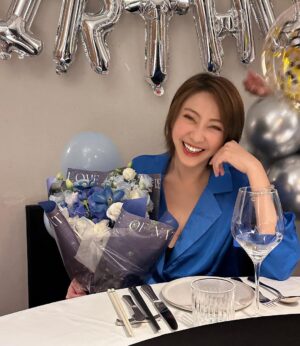 Yao Mi Instagram - 感恩一切💙🙏🏻🥹

謝謝我愛的人跟愛我的人在我身邊
這是最幸福的事

工作與興趣平衡
愛人與戰友共生

2024繼續向前行🐝

謝謝人生第一個送我愛馬仕的女人 @yyyrrr414 

謝謝騙走我眼淚的女人 @sunyanen_ 

謝謝遠端遙控驚喜的女人 @chenhui____ 

#房間門口開了一個小花舖
#是個被寵愛的好日子

@2023Yaomi #happybirthday