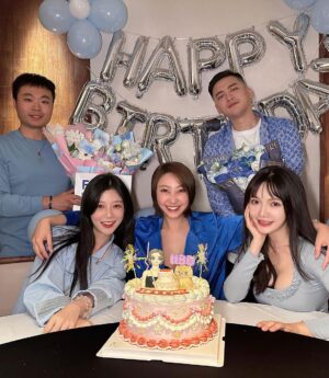 Yao Mi Instagram - 感恩一切💙🙏🏻🥹

謝謝我愛的人跟愛我的人在我身邊
這是最幸福的事

工作與興趣平衡
愛人與戰友共生

2024繼續向前行🐝

謝謝人生第一個送我愛馬仕的女人 @yyyrrr414 

謝謝騙走我眼淚的女人 @sunyanen_ 

謝謝遠端遙控驚喜的女人 @chenhui____ 

#房間門口開了一個小花舖
#是個被寵愛的好日子

@2023Yaomi #happybirthday