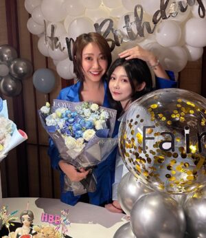 Yao Mi Instagram - 感恩一切💙🙏🏻🥹

謝謝我愛的人跟愛我的人在我身邊
這是最幸福的事

工作與興趣平衡
愛人與戰友共生

2024繼續向前行🐝

謝謝人生第一個送我愛馬仕的女人 @yyyrrr414 

謝謝騙走我眼淚的女人 @sunyanen_ 

謝謝遠端遙控驚喜的女人 @chenhui____ 

#房間門口開了一個小花舖
#是個被寵愛的好日子

@2023Yaomi #happybirthday