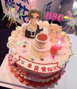 Yao Mi Instagram - 感恩一切💙🙏🏻🥹 謝謝我愛的人跟愛我的人在我身邊 這是最幸福的事 工作與興趣平衡 愛人與戰友共生 2024繼續向前行🐝 謝謝人生第一個送我愛馬仕的女人 @yyyrrr414 謝謝騙走我眼淚的女人 @sunyanen_ 謝謝遠端遙控驚喜的女人 @chenhui____ #房間門口開了一個小花舖 #是個被寵愛的好日子 @2023Yaomi #happybirthday