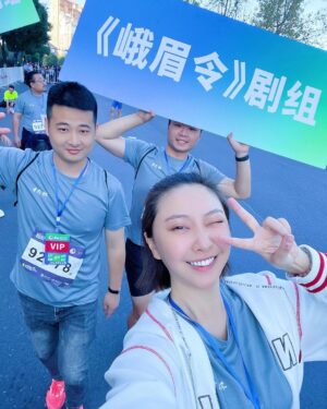 Yao Mi Instagram - #2023中行杯橫店馬拉松

今日是
馬拉松小蜜蜂🐝

每個劇組需要派出3名代表

運動家精神的蜜
絕對是堅持跑完

#請看圖9 
中途遇到2位創意人士
穿著外送員的衣服
一位是美團外賣
一位是餓了嗎外賣

他們一邊跑著
一邊問旁邊的人
這是你的外賣嗎？
這是誰的外賣？
😆😆😆

齁呦
真的是很醋咪內

#2023Yaomi #橫店 #馬拉松