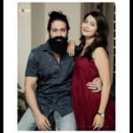 Yash Instagram - ಪರಿಧಿಯೇ ಇಲ್ಲದ ಪ್ರೀತಿ, ನಿಷ್ಕಲ್ಮಶ ನಗು, ಕನಸುಗಳನ್ನ ಸಾಕಾರಗೊಳಿಸಬಲ್ಲದು... ನಮ್ಮ ಕುಟುಂಬದಿಂದ ನಿಮ್ಮೆಲ್ಲರಿಗೂ ಹೊಸ ವರ್ಷದ ಹಾರ್ದಿಕ ಶುಭಾಷಯಗಳು.. 🤗🧿 Where love is unconditional, laughter unfiltered and dreams turn into reality.. Wishing you all a very Happy New Year from our family to yours🤗🧿 PC: @focusphotographyservice