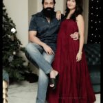 Yash Instagram - ಪರಿಧಿಯೇ ಇಲ್ಲದ ಪ್ರೀತಿ, ನಿಷ್ಕಲ್ಮಶ ನಗು, ಕನಸುಗಳನ್ನ ಸಾಕಾರಗೊಳಿಸಬಲ್ಲದು... ನಮ್ಮ ಕುಟುಂಬದಿಂದ ನಿಮ್ಮೆಲ್ಲರಿಗೂ ಹೊಸ ವರ್ಷದ ಹಾರ್ದಿಕ ಶುಭಾಷಯಗಳು.. 🤗🧿 Where love is unconditional, laughter unfiltered and dreams turn into reality.. Wishing you all a very Happy New Year from our family to yours🤗🧿 PC: @focusphotographyservice