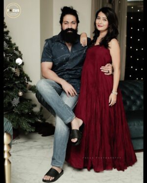Yash Instagram - ಪರಿಧಿಯೇ ಇಲ್ಲದ ಪ್ರೀತಿ,
ನಿಷ್ಕಲ್ಮಶ ನಗು,
ಕನಸುಗಳನ್ನ ಸಾಕಾರಗೊಳಿಸಬಲ್ಲದು...

ನಮ್ಮ ಕುಟುಂಬದಿಂದ ನಿಮ್ಮೆಲ್ಲರಿಗೂ
ಹೊಸ ವರ್ಷದ ಹಾರ್ದಿಕ ಶುಭಾಷಯಗಳು.. 🤗🧿

Where love is unconditional, laughter unfiltered and dreams turn into reality..
Wishing you all a very Happy New Year from our family to yours🤗🧿

PC: @focusphotographyservice