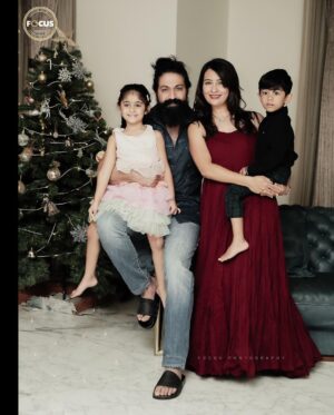 Yash Instagram - ಪರಿಧಿಯೇ ಇಲ್ಲದ ಪ್ರೀತಿ,
ನಿಷ್ಕಲ್ಮಶ ನಗು,
ಕನಸುಗಳನ್ನ ಸಾಕಾರಗೊಳಿಸಬಲ್ಲದು...

ನಮ್ಮ ಕುಟುಂಬದಿಂದ ನಿಮ್ಮೆಲ್ಲರಿಗೂ
ಹೊಸ ವರ್ಷದ ಹಾರ್ದಿಕ ಶುಭಾಷಯಗಳು.. 🤗🧿

Where love is unconditional, laughter unfiltered and dreams turn into reality..
Wishing you all a very Happy New Year from our family to yours🤗🧿

PC: @focusphotographyservice