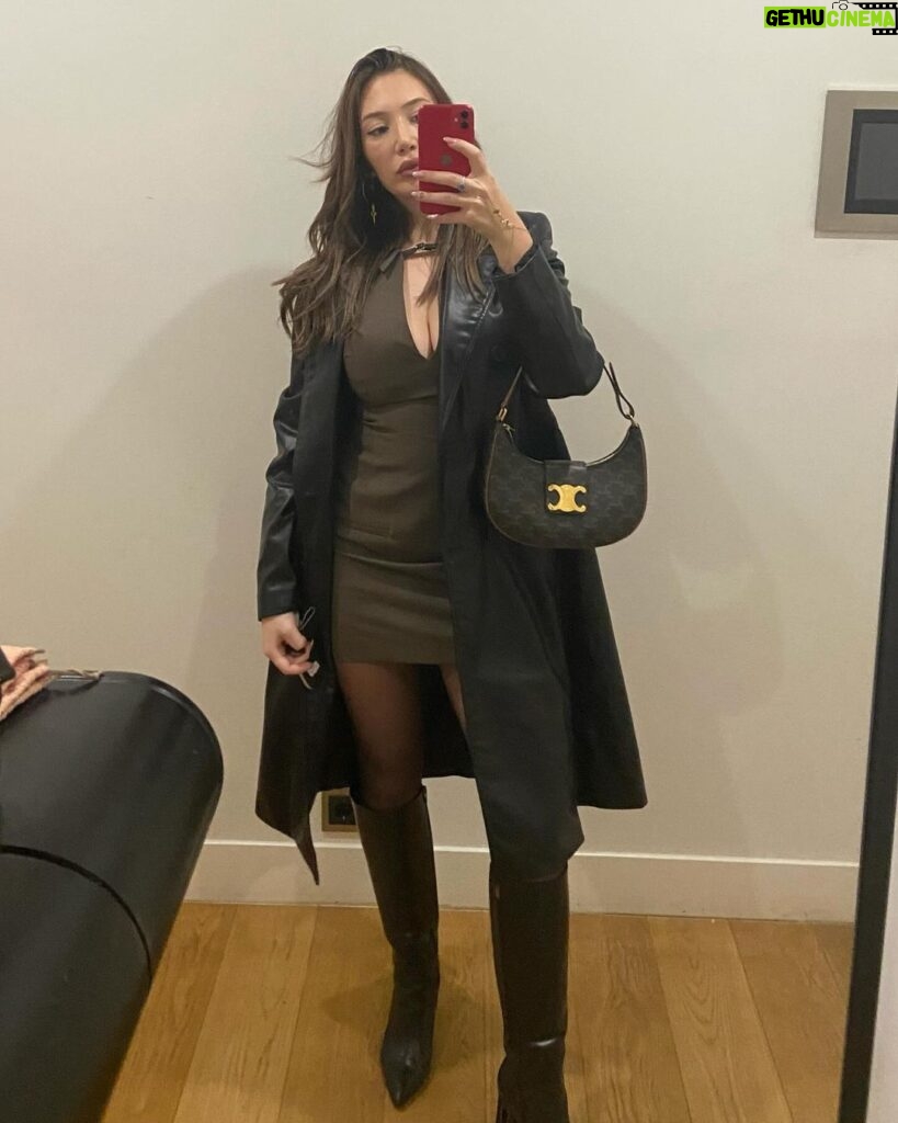 Yasmin Erbil Instagram - only mirror selfies🤎⚡️