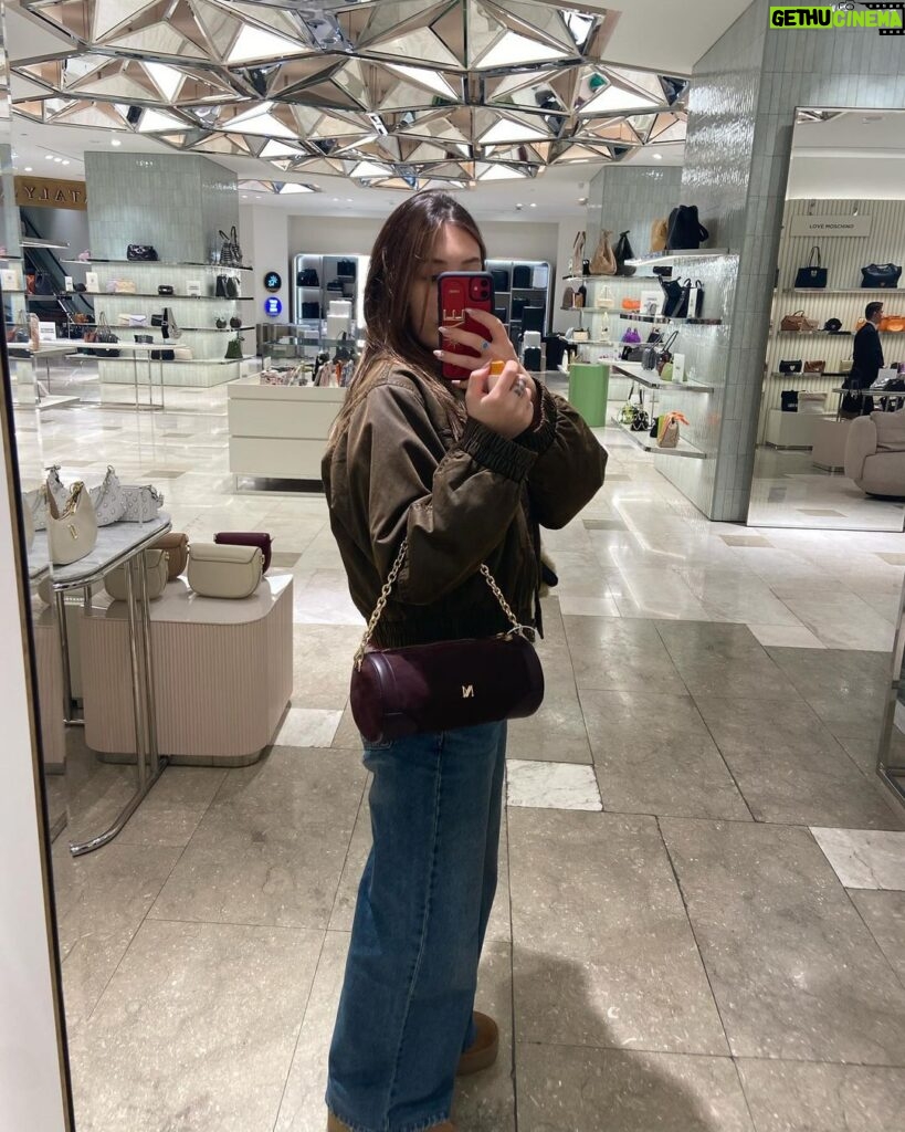 Yasmin Erbil Instagram - only mirror selfies🤎⚡️