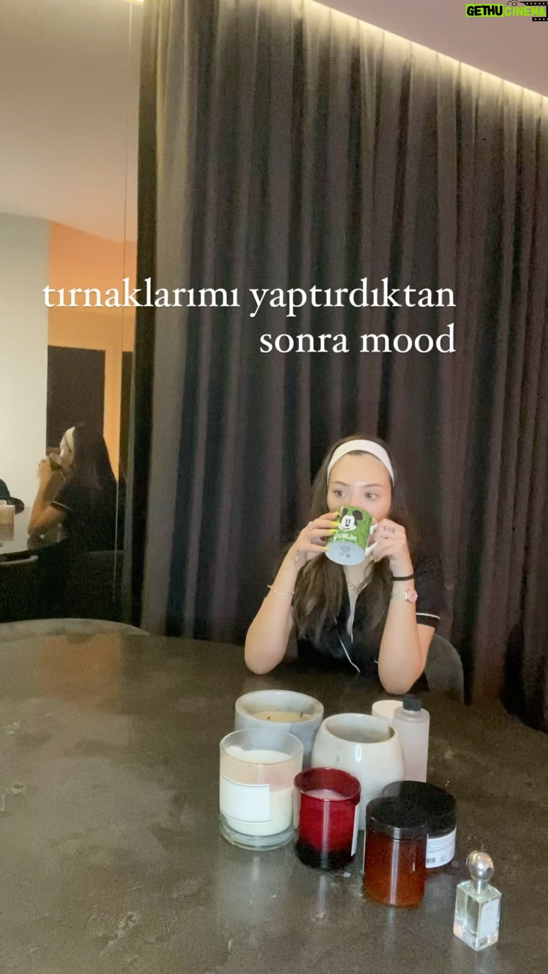 Yasmin Erbil Instagram - hepimiz böyle değil miyiz🙃💆🏻♀️🙊