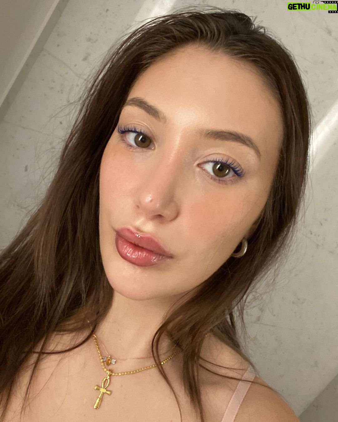 Yasmin Erbil Instagram - look at my eyes🪬🤎🤎