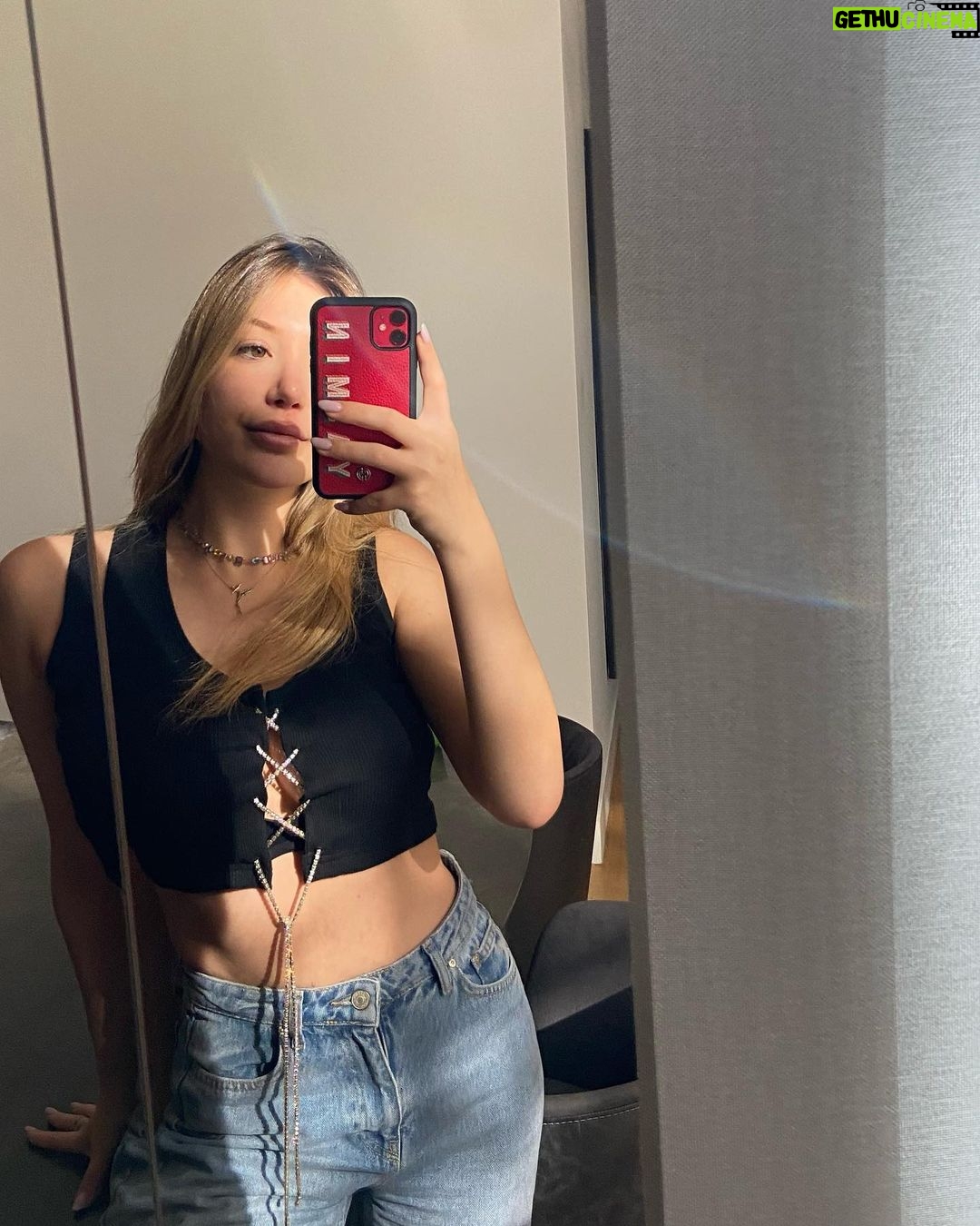Yasmin Erbil Instagram - mirror selfie addictπ€πππΌββοΈπ