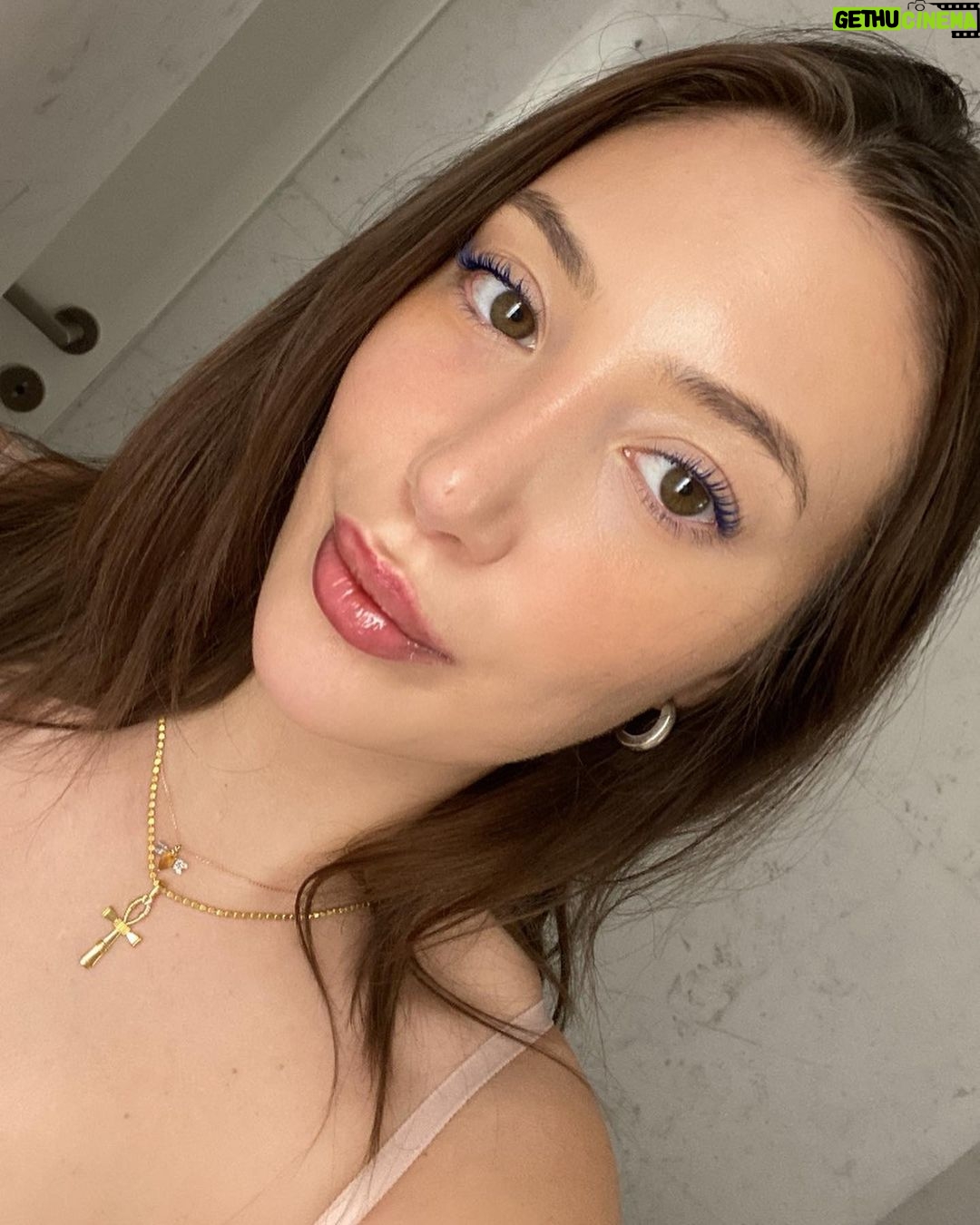 Yasmin Erbil Instagram - look at my eyes🪬🤎🤎
