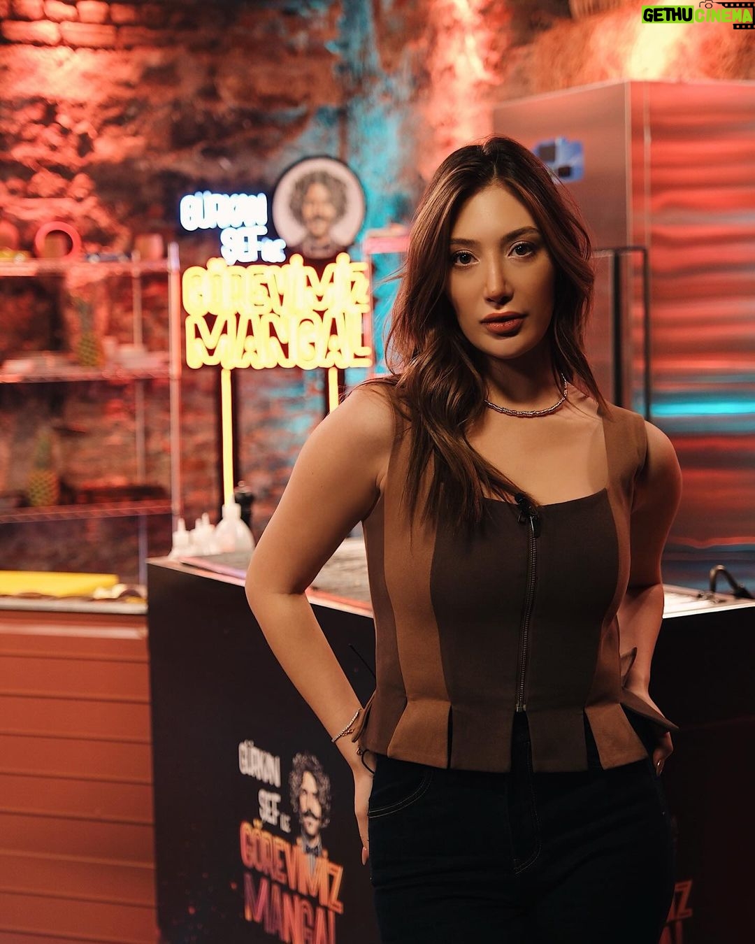 Yasmin Erbil Instagram - @gurkansef ile sunuculuğunu yaptığım Görevimiz Mangal programımız yakında @blutv de💙🪬
