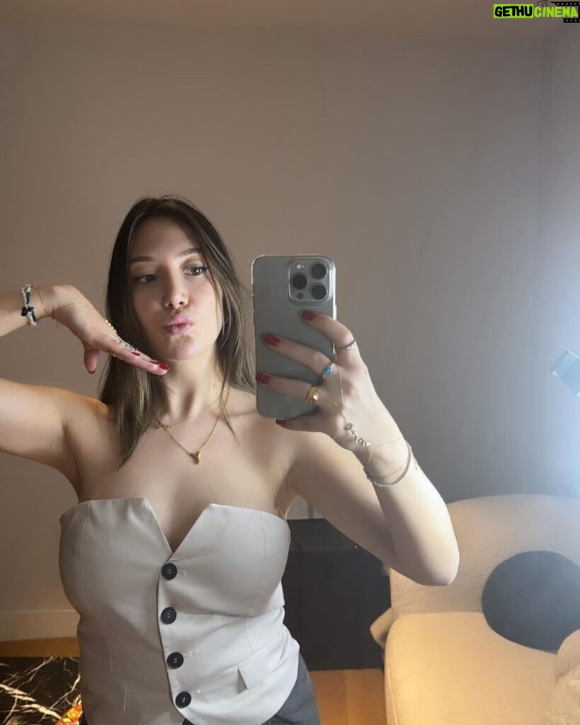 Yasmin Erbil Instagram - 🪞 selfiezz
