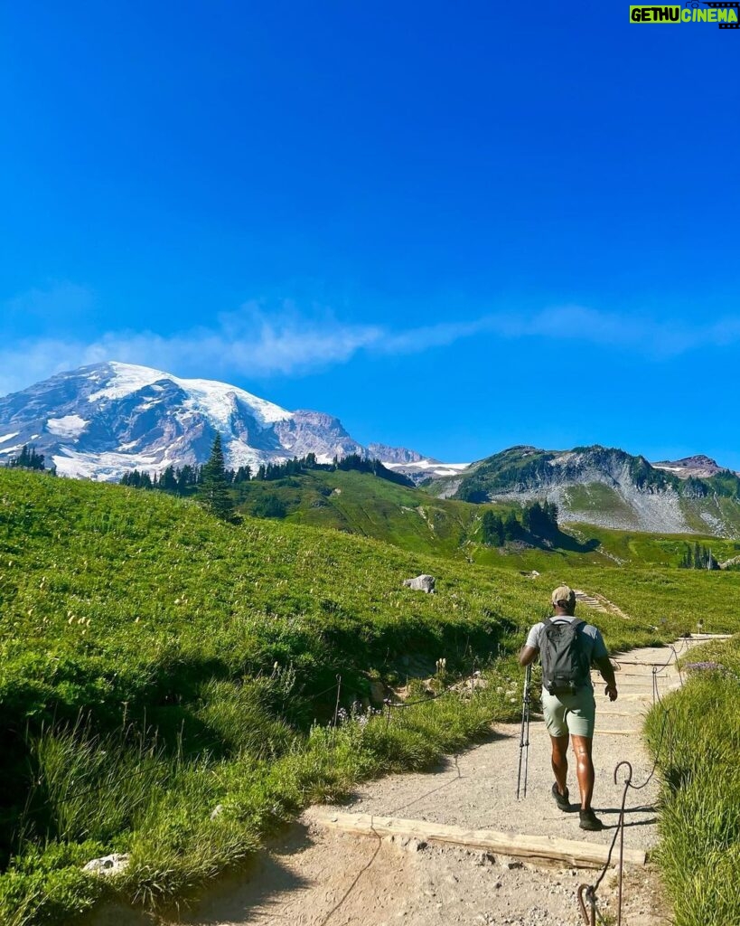 Yasmine Aker Instagram - Hiking through paradise 🏔️ #mountrainiernationalpark #swissalpsoftheus #tahoma Mount Rainier, Paradise, WA