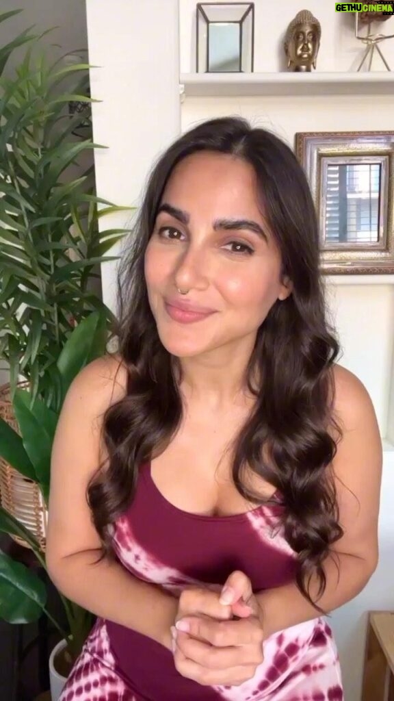 Yasmine Aker Instagram - ✨ 3 simple ways to regulate your emotions and nervous system ✨ 1) Practice slow exhales to activate the vagus nerve and promote relaxation. One technique is pretending to blow air in a whistle and take a deep breath and then slowly push the air out. ✨ 2) Sing! It doesn’t matter if you are a good singer or can sing in key. Your vocal chords are located in front of your vagus nerve. Singing is an incredibly powerful tool for healing and self soothing. ✨ 3) Move your body in a way that feels good to you. Dance, shake or do what feels right. Learn techniques such as TRE — trauma and tension releasing exercises. #nervoussystemregulation #somatichealing #regulatingemotions