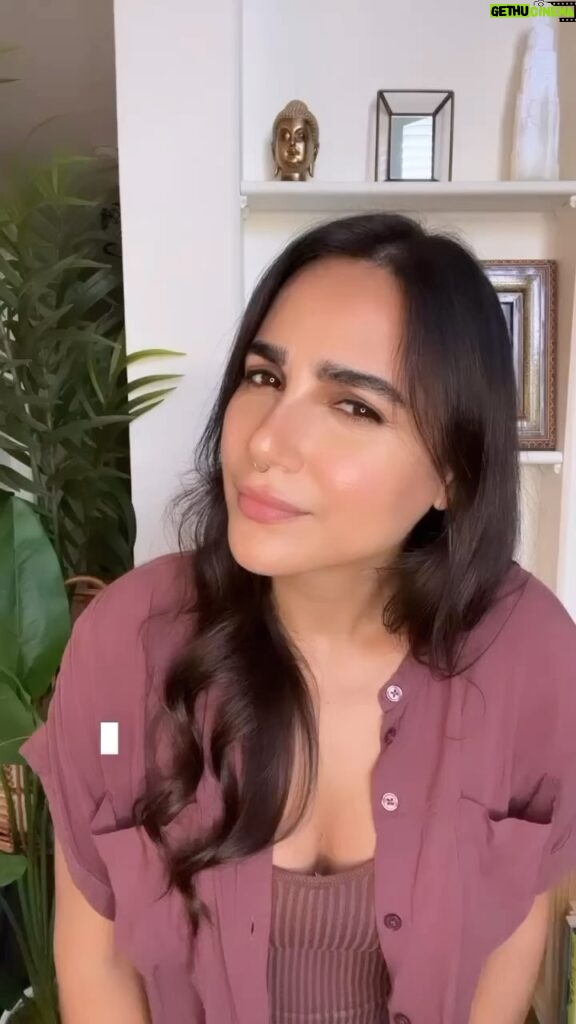 Yasmine Aker Instagram - ✨We usually end up with people or groups of people who feel most familiar. ✨ You’re not attracting dramatic people into your life, perhaps you are simply most comfortable with them because they remind you of previous relationships. ✨Even if we are different from those people we subconsciously find the people who are either an energetic match for a lesson we are learning, have the same wounds as us, or are triggering a familiar wound we have not yet healed. #familiar #attraction #patters #subconscious #healingjourney #childhoodwounds